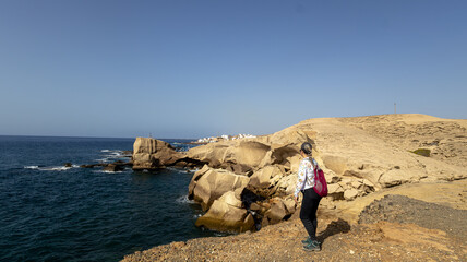 costa de la isla volcánica de Tenerife, islas canarias España, donde se aprecia el trabajo de la erosión del viento y el mar sobre las rocas de lava proveniente del Teide la montaña mas alta españa