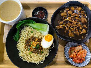 dry noodle with sesame oil chicken