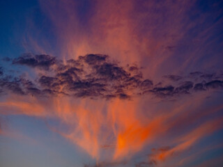Schöner bunter Wolkenhimmel nach Sonnenuntergang