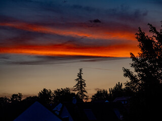 Schöner bunter Wolkenhimmel nach Sonnenuntergang