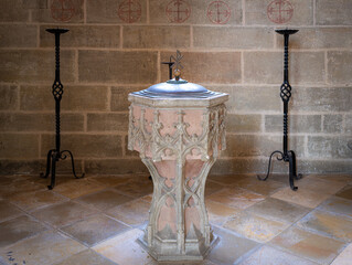 Ein alter Taufstein in einer Kirche in Weißenburg/Bayern
