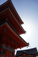 Obraz premium Red pagoda and temple at Kiyomizu-dera in Kyoto, Japan. Traditional Buddhist architecture, famous landmark and popular travel destination.