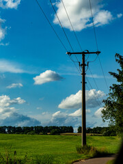 Strommasten in Hügellandschaft