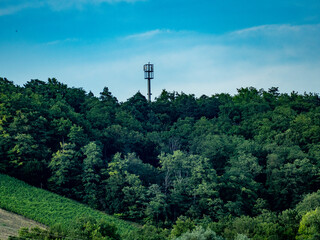 Funk und Sendemast auf einem bewaldeten Berg