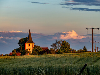 Kirchturm bei Sonnenuntergang