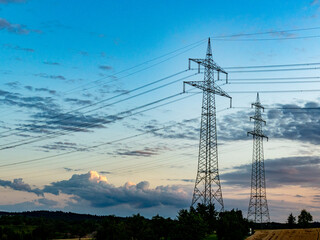 Hochspannungsmasten nach Sonnenuntergang