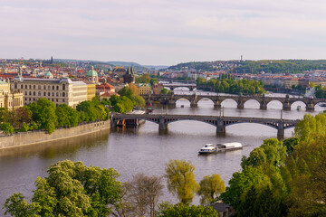 Obraz premium Panoramic view of Prague with Vltava River and historic bridges