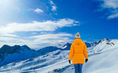 Wanderin in Winterlandschaft Zugspitze 