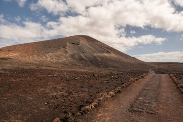 Sendero al Calderón Hondo con vistas a Montaña Colorada, La Oliva, Fuerteventura