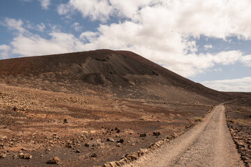 Sendero al Calderón Hondo con vistas a Montaña Colorada, La Oliva, Fuerteventura