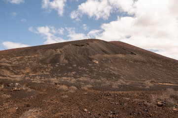 Sendero al Calderón Hondo con vistas a Montaña Colorada, La Oliva, Fuerteventura