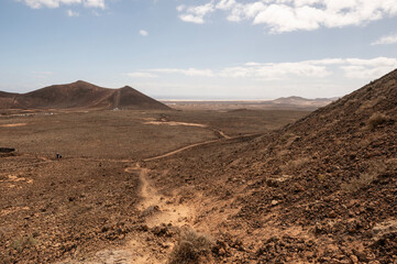 Sendero al Calderón Hondo con vistas a Montaña Colorada, La Oliva, Fuerteventura