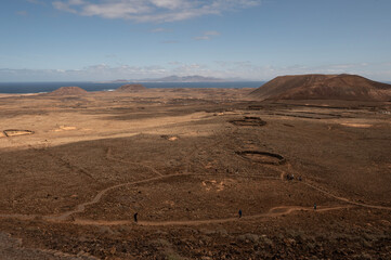 Sendero al Calderón Hondo con vistas a Montaña Colorada, La Oliva, Fuerteventura