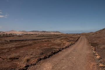 Sendero al Calderón Hondo con vistas a Montaña Colorada, La Oliva, Fuerteventura