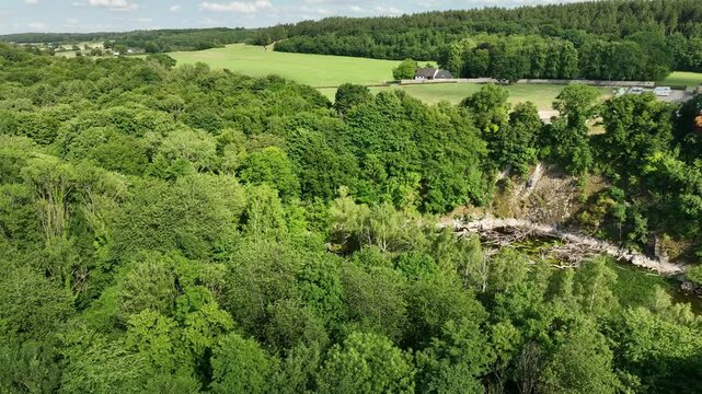 Luftbildvideo bei Sonne &uuml;ber Wahlheim, Inde, Hahn, Kalkofen, M&uuml;nsterl&auml;ndchen und Schloss Friesenrath. L&auml;ndliche Idylle, Natur, Orte und Kultur aus der Vogelperspektive.