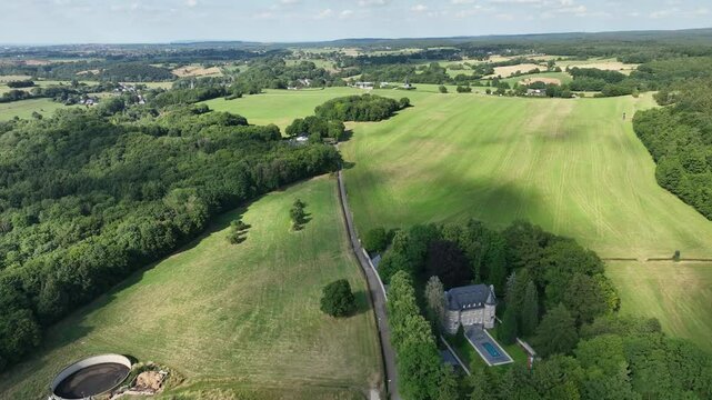Luftbildvideo bei Sonne &uuml;ber Wahlheim, Inde, Hahn, Kalkofen, M&uuml;nsterl&auml;ndchen und Schloss Friesenrath. L&auml;ndliche Idylle, Natur, Orte und Kultur aus der Vogelperspektive.