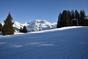 Skier en hiver dans l'Oberland bernois. Suisse