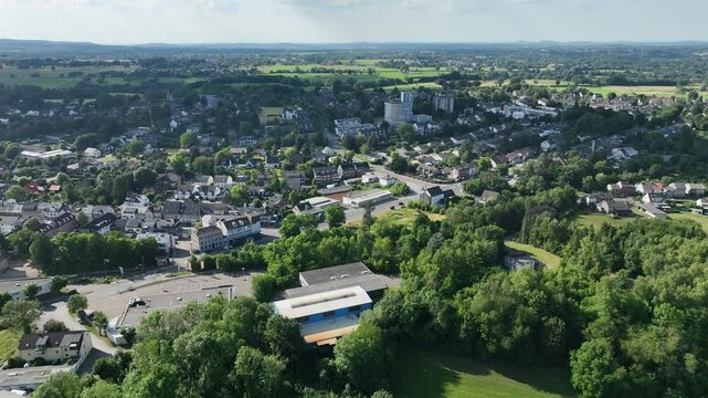 Luftbildvideo bei Sonne &uuml;ber Wahlheim, Inde, Hahn, Kalkofen, M&uuml;nsterl&auml;ndchen und Schloss Friesenrath. L&auml;ndliche Idylle, Natur, Orte und Kultur aus der Vogelperspektive.