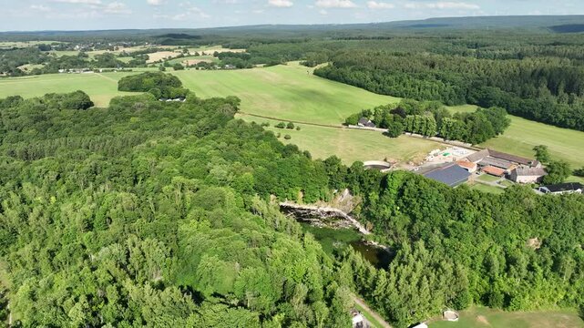 Luftbildvideo bei Sonne &uuml;ber Wahlheim, Inde, Hahn, Kalkofen, M&uuml;nsterl&auml;ndchen und Schloss Friesenrath. L&auml;ndliche Idylle, Natur, Orte und Kultur aus der Vogelperspektive.