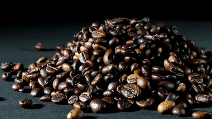 Fototapeta premium close up of many coffee beans on black background