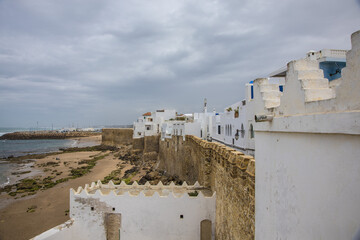 Mury obronne Asilah nad oceanem pod pochmurnym niebem