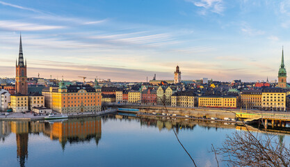 Obraz premium Sunset cityscape of Stockholm with Riddarholmen and Old Town waterfront