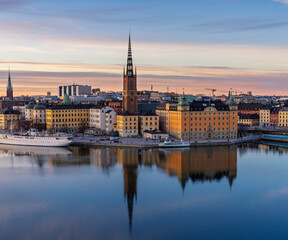 Obraz premium Sunset cityscape of Stockholm with Riddarholmen and Old Town waterfront