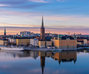 Obraz premium Sunset cityscape of Stockholm with Riddarholmen and Old Town waterfront