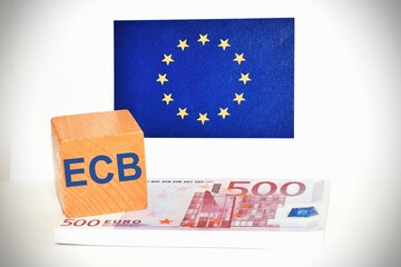 Pile of 500 euros with a wooden block and the text 