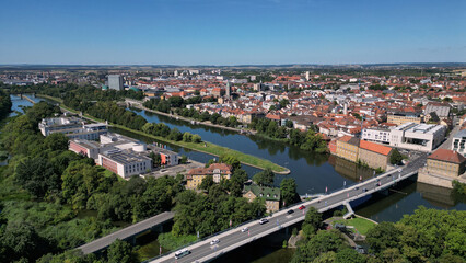 Luftaufnahme des Stadtzentrums von Schweinfurt im Sommer bei Tag
