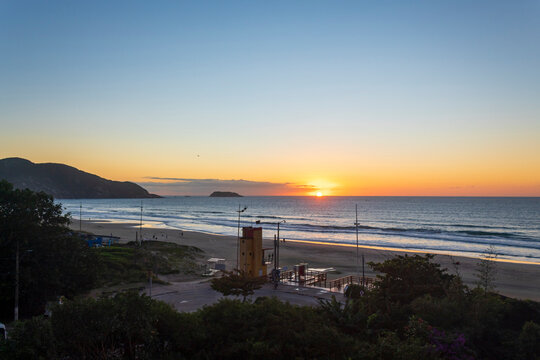 nascer do sol ao fundo a ilha do badejo na praia do Santinho Ingleses Florianopolis Santa Catarina Brasil
