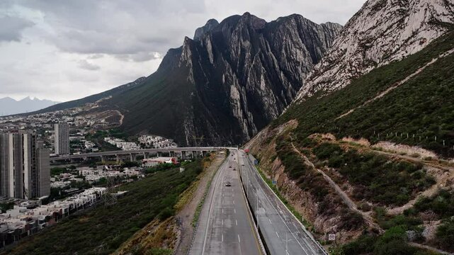 MONTERREY. Carretera esc&eacute;nica entre monta&ntilde;as bajo la lluvia al atardecer, vista a&eacute;rea desde dron &ndash; Autopista en Monterrey, M&eacute;xico