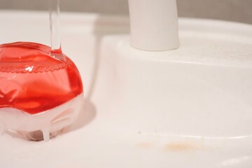 トイレの手洗い場に発生した赤カビ（赤色酵母）汚れ