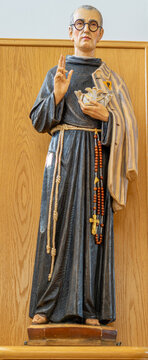 statue representing Saint Maximilian Kolbe in the church of Santa Clara in Chelas