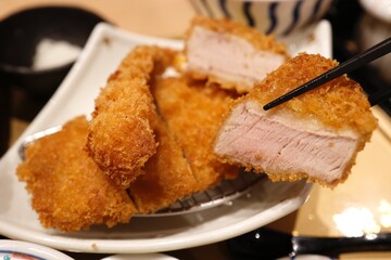 厚切り豚カツの断面アップとキャベツの盛り合わせ