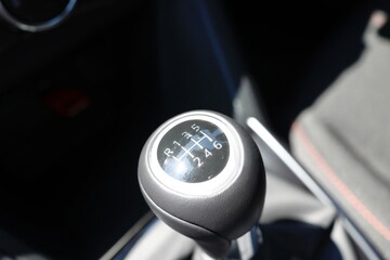 マニュアル車の6速ギアシフトノブのアップ写真