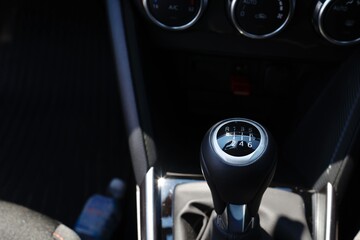 マニュアル車の6速ギアシフトノブのアップ写真