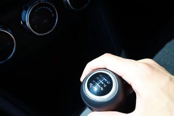 マニュアル車の6速ギアシフトノブのアップ写真