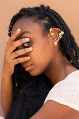 Obraz premium Natural beauty portrait with sunflowers and long afro braids