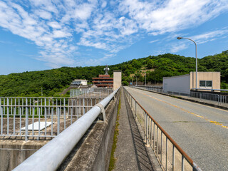 一庫ダムの天端道路とダム管理所
