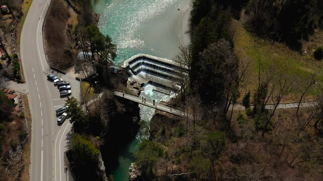 Lechfall ist ein etwa zwolf Meter hohes, in ganzer Breite uberstromtes Stauwehr am Lech am sudlichen Stadtrand von Fussen, Deutschland, Luftaufnahme im Fruehling . Aerial view waterfall Lech Germany. 