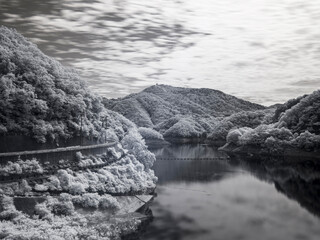 【赤外線撮影】一庫ダムの知明湖と山々の風景