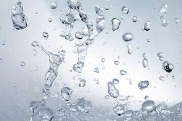 グレーの背景に飛び散る水飛沫.