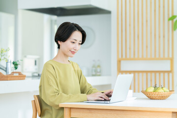 自宅でパソコンを使うミドルの女性