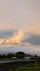 夕日に染まった雲と空