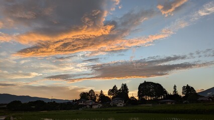 夕日に染まった雲と空