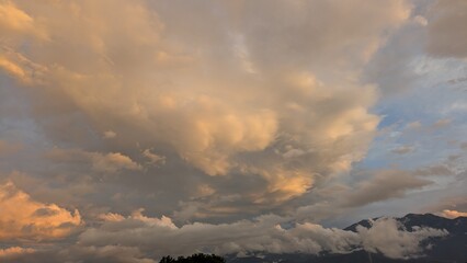 夕日に染まった雲と空