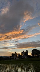 夕日に染まった雲と空