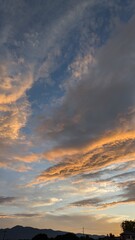 夕日に染まった雲と空