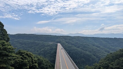 空と雲と先に続く大きな橋 © ユウダイ タニガワ